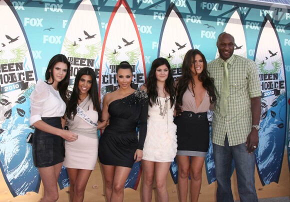La famille Kardashian à l'occasion des Teen Choice Awards 2010, qui se sont tenus au Gibson Amphitheater d'Universal City, au nord de Los Angeles, en Californie, le 8 août 2010.