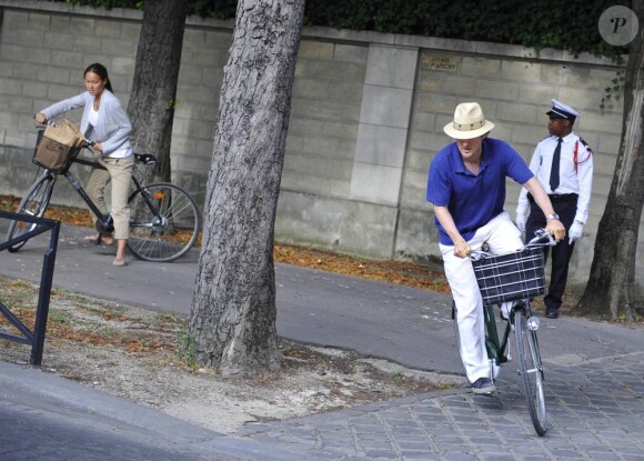 Owen Wilson dans les rues de Paris avec une mystérieuse inconnue...