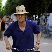 Owen Wilson prend du bon temps à Paris avec une charmante brune...