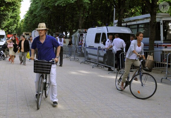 Owen Wilson dans les rues de Paris avec une mystérieuse inconnue...