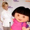 Uma Thurman pose avec Dora l'exploratrice lors d'une vente aux enchères caritatives organisée par Nickelodeon à New York le 10 août 2010