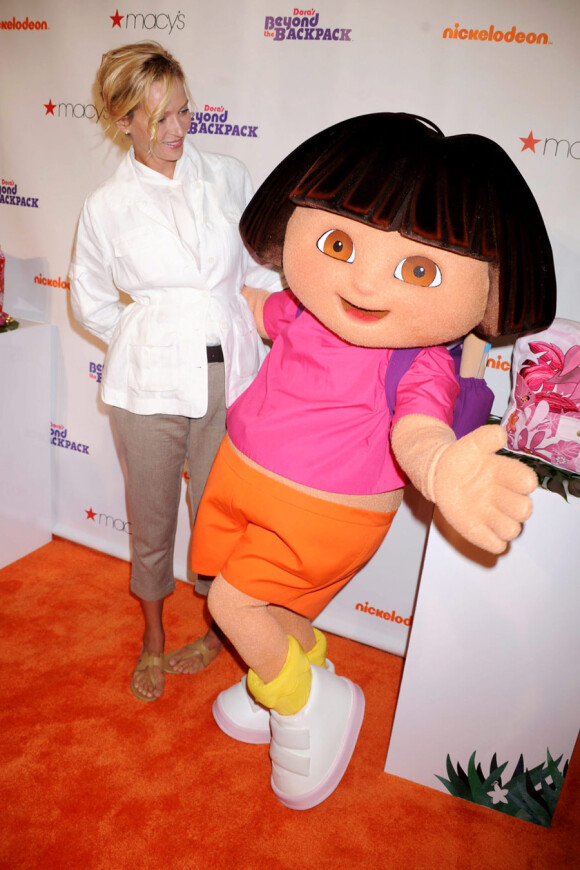 Uma Thurman pose avec Dora l'exploratrice lors d'une vente aux enchères caritatives organisée par Nickelodeon à New York le 10 août 2010