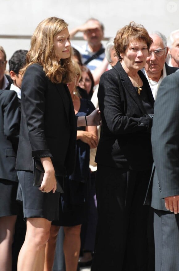 La femme et les filles de Bruno Cremer à ses obsèques, en l'église Saint-Thomas d'Aquin, dans le VIIe arrondissement de Paris, le 13 août 2010.