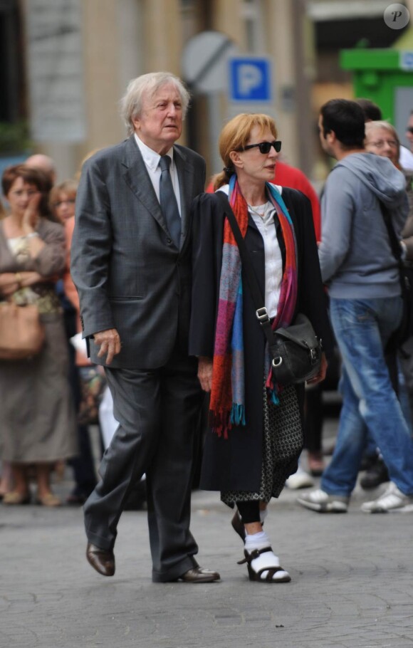 Claude Rich et sa femme aux obsèques de Bruno Cremer, en l'église Saint-Thomas d'Aquin, dans le VIIe arrondissement de Paris, le 13 août 2010.