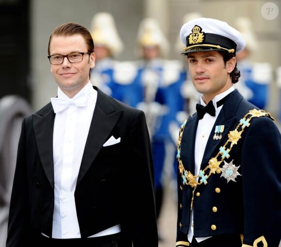 Carl Philip de Suède, 31 ans, et Sofia Hellqvist, 25 ans, vivent leur idylle de plus en plus librement : au cours de l'été 2010, leurs gestes de tendresse sont apparus en public, et le Palais Royal a officialisé leur relation...