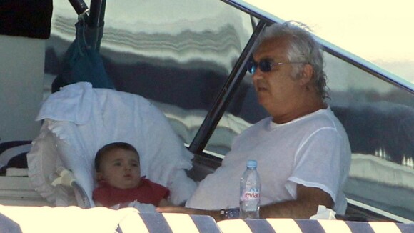 Flavio Briatore joue au papa-poule pendant que sa douce Elisabetta dore sa plastique de rêve !