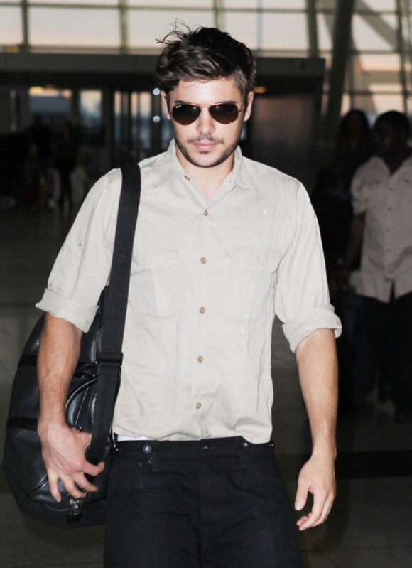 Zac Efron à l'aéroport de New York, le 18 août 2010