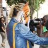 La chanteuse Kesha se balade dans les rues de New York portant un masque représentant une tête de tigre, mardi 17 août.