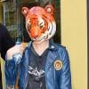 La chanteuse Kesha se balade dans les rues de New York portant un masque représentant une tête de tigre, mardi 17 août.