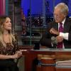 Drew Barrymore, invitée de l'émission The Late Show with David Letterman, parle toutou avec le présentateur