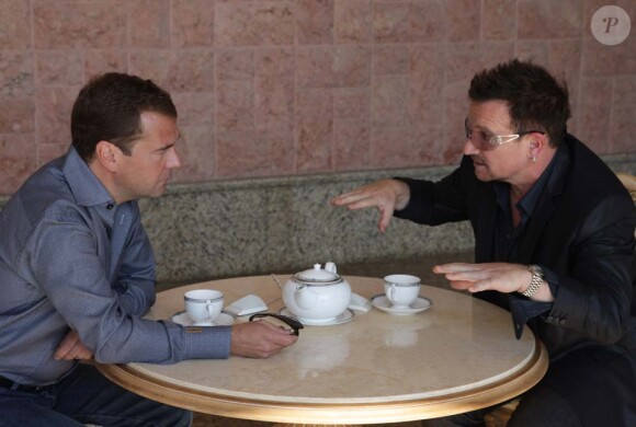 Bono rencontre Dmitri Medvedev à Stochi, Russie, le 24 août 2010