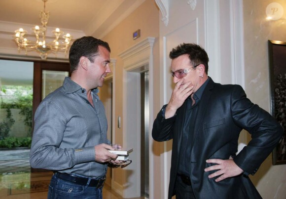 Bono rencontre Dmitri Medvedev à Stochi, Russie, le 24 août 2010