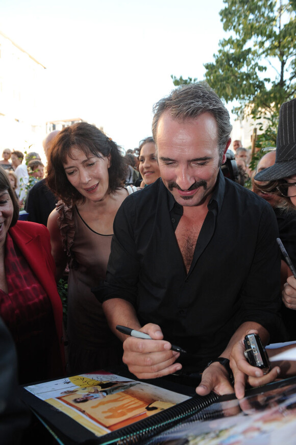 Jean Dujardin précédant Anne Alvaro lors de l'ouverture du festival du film francophone d'Angoulême le 25 août 2010