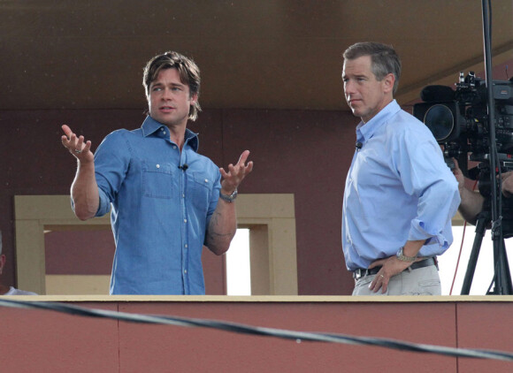 Brad Pitt à la Nouvelle-Orleans, le 27 août 2010. Ici avec le journaliste Brian Williams de la NBC.
