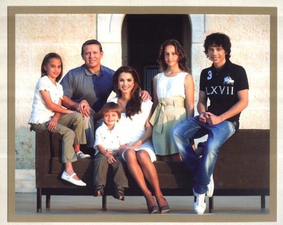 Rania de Jordanie et son mari le roi Abdullah II, avec leurs enfants, le prince Hussein, la princesse Iman, la princesse Salma, et le prince Hashem.