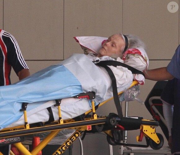 Zsa Zsa Gabor, emmenée à l'hôpital par une ambulance, à Los Angeles, escortée par son mari, le Prince Frederic von Anhalt, le 31 août 2010