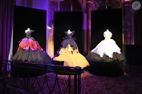 Exposition de robes de bal haute-couture John Galliano pour Christian Dior lors du Grand Bal de Deauville, le 28 août 2010