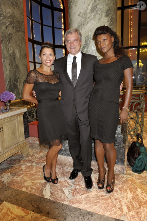 Sidney Toledano entouré par Emma de Caunes et Gladys Gambie lors du Grand Bal de Deauville, le 28 août 2010