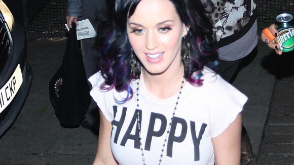 Katy Perry : Pour son homme, elle se déshabille et teint ses cheveux... en vert !