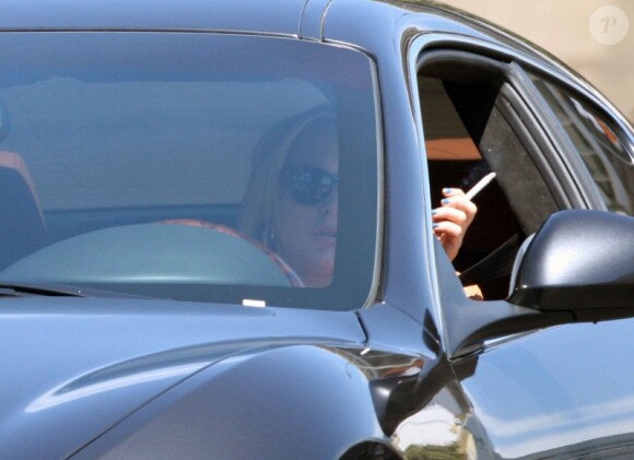 Lindsay Lohan fume une cigarette au volant de sa Maserati en août 2010