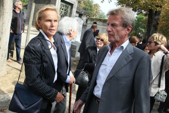 Christine Ockrent et Bernard Kouchner, lors des obsèques d'Alain Corneau, au cimetière du Père-Lachaise, à Paris, le 4 septembre 2010.