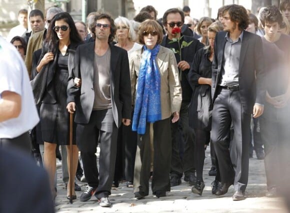 Nadine Trintignant entourée de ses enfants, lors des obsèques d'Alain Corneau, au cimetière du Père-Lachaise, à Paris, le 4 septembre 2010.