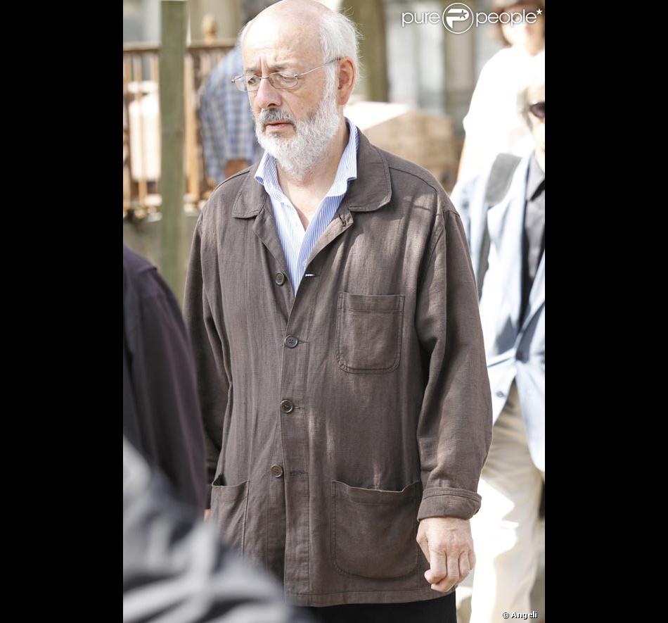 Bertrand Blier Lors Des Obseques D Alain Corneau Au Cimetiere Du Pere Lachaise A Paris Le 4 Septembre 2010 Purepeople