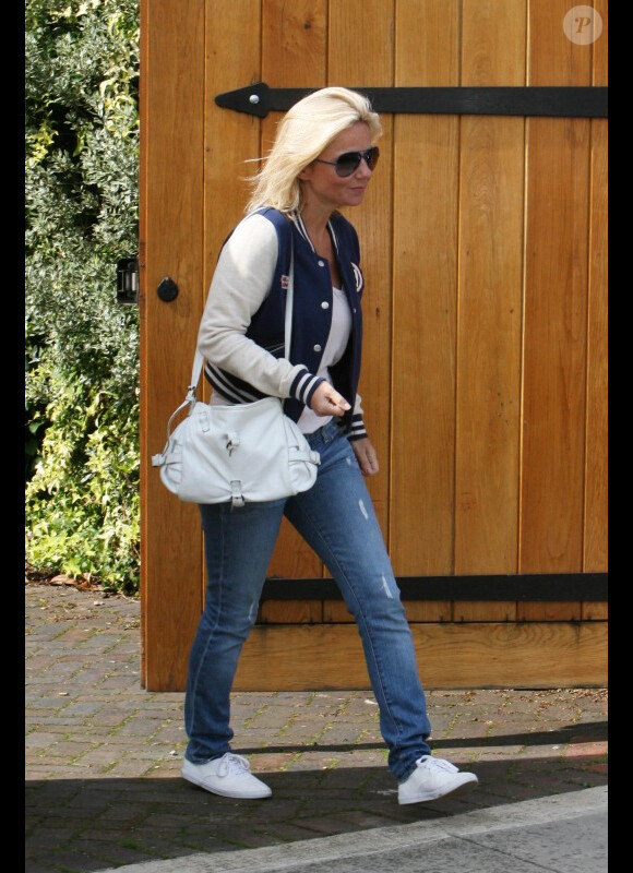 Jeudi 2 septembre, Geri Halliwell quitte son appartement londonien, le sourire aux lèvres...