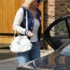 Jeudi 2 septembre, Geri Halliwell quitte son appartement londonien, le sourire aux lèvres...
