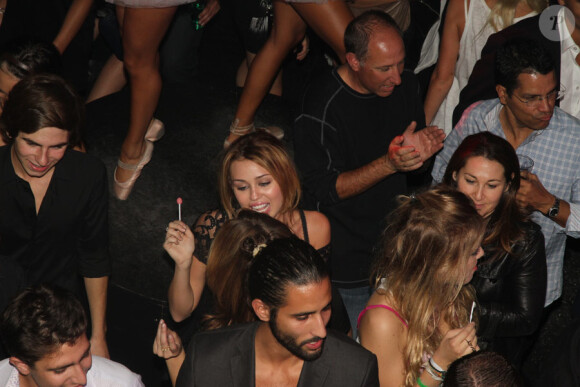 Miley Cyrus s'éclate face à Ashley Greene au VIP Room à Paris le 4 septembre 2010