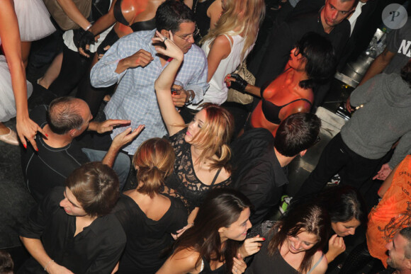 Miley Cyrus s'éclate face à Ashley Greene au VIP Room à Paris le 4 septembre 2010