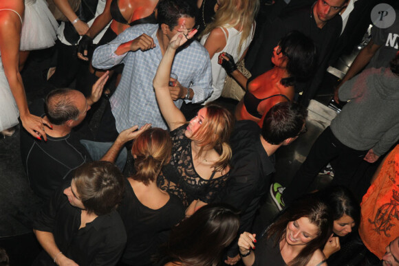 Miley Cyrus s'éclate face à Ashley Greene au VIP Room à Paris le 4 septembre 2010