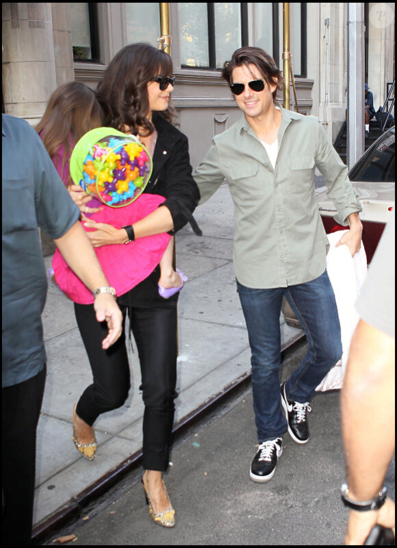 Katie, Tom et Suri à la sortie de leur appartement, à new York. 7/09/2010