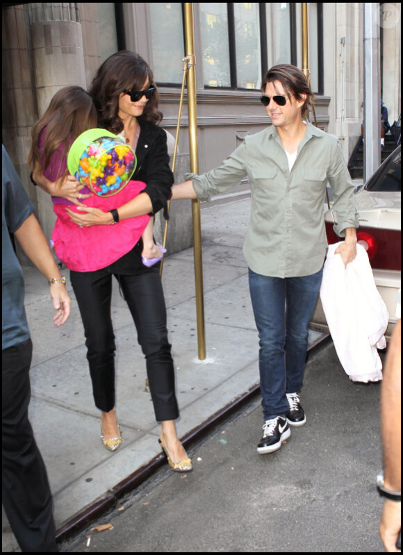Tom, Suri et Katie à la sortie de leur appartement, à New York. 7/09/2010