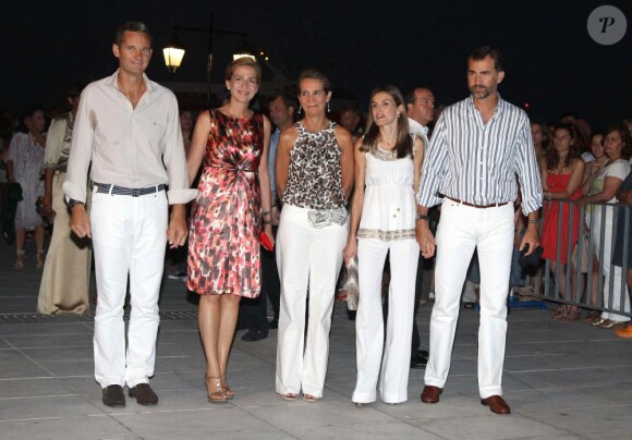 Letizia d'Espagne, Cristina et Elena réunies au mariage du prince Nikolaos de Grèce. Août 2010
