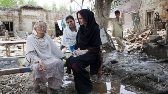 Angelina Jolie, en mission au Pakistan, s'élève contre le pasteur qui veut brûler le Coran !