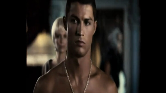 Quand Cristiano Ronaldo, torse nu, se laisse envoûter par la sensuelle Elsa Pataky !