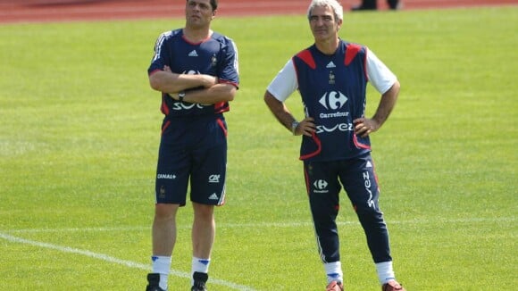 Licencié, Raymond Domenech traîne dans les couloirs de la Fédération, pendant que Duverne déguste !