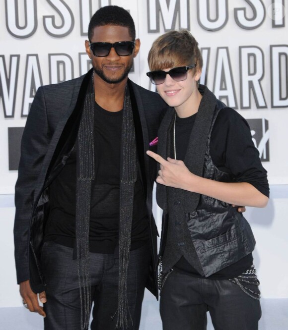Usher et son petit protégé, Justin Bieber, lors des MTV Video Music Awards 2010 à Los Angeles, le 12 septembre 2010