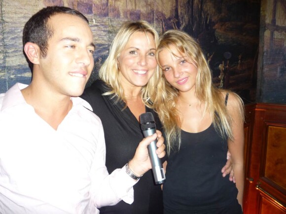Frédéric Charpentier (chargé des relations presse de la soirée), Sophie Favier et sa fille Carla lors du lancement du nouveau parfum de John Galliano à Paris, le 13 septembre 2010