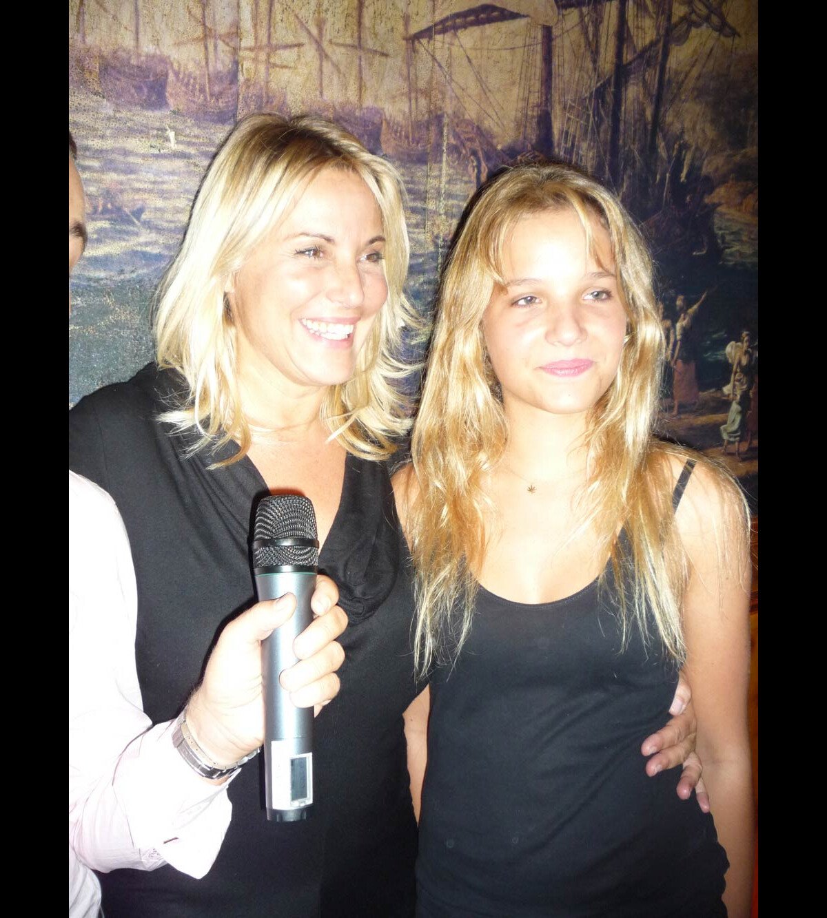 Photo : Sophie Favier et sa fille Carla lors de la soirée de lancement du  nouveau parfum de John Galliano à Paris, le 13 septembre 2010 - Purepeople