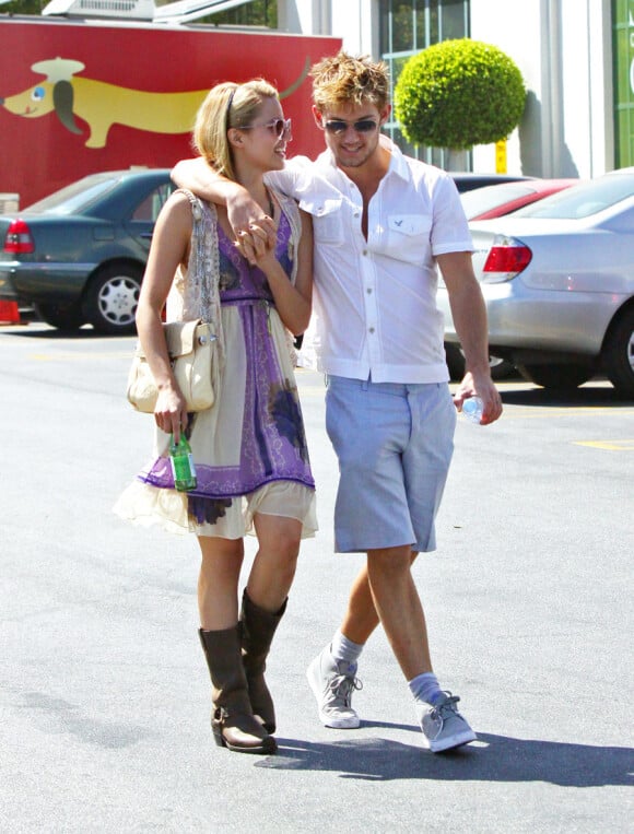 Dianna Agron et Alex Pettyfer se promènent à Beverly Hills le 10 septembre 2010