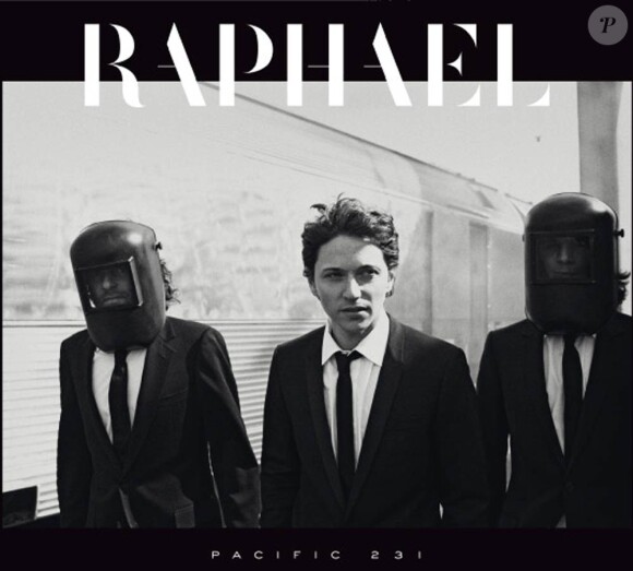 Raphaël dévoile un clip d'une grande qualité visuelle et suggestive pour Bar de l'Hôtel, deuxième single de son quatrième album, Pacific 231.