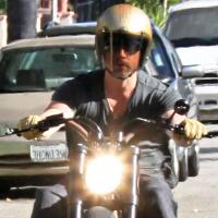 Quand le beau Brad Pitt enfourche ses grosses et puissantes motos... il est irrésistible !