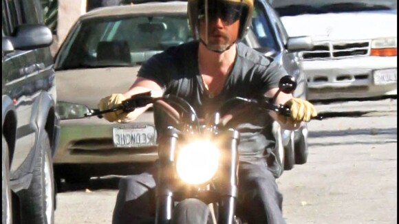Quand le beau Brad Pitt enfourche ses grosses et puissantes motos... il est irrésistible !