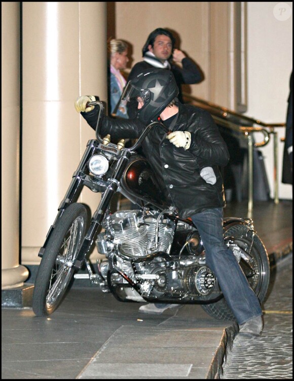 Brad Pitt, collectionneur de motos anciennes, sort ses petits bijoux dans les rues de Los Angeles, le 16 septembre 2010.