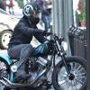 Brad Pitt, collectionneur de motos anciennes, sort ses petits bijoux dans les rues de Los Angeles, le 16 septembre 2010.