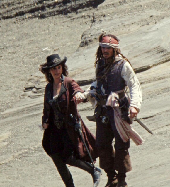Johnny Depp et Penélope Cruz sur le tournage de Pirates des Caraïbes 4 en juillet 2010