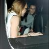 Lindsay Lohan sortant d'un institut de beauté hier à Bevertly Hills avec sa petite soeur. Elle se cache le visage...