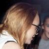 Lindsay Lohan sortant d'un institut de beauté hier à Bevertly Hills avec sa petite soeur. Elle se cache le visage...